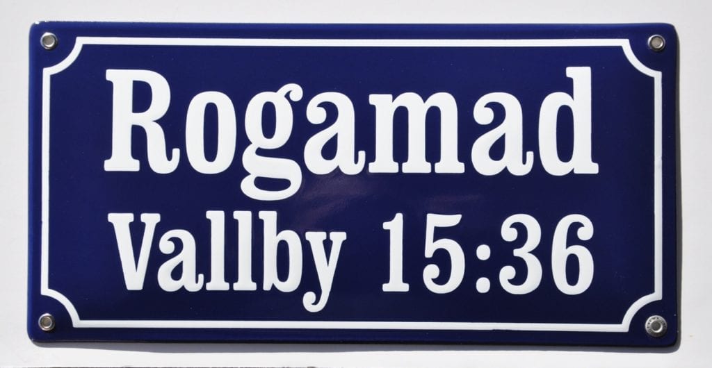 Tvåradiga emaljskyltar kan utformas på många sätt, så kallade kvartersskyltar