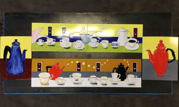 Ann Bloms kaffeplåtar som senare gjuts in i en betongbänk - utsmyckning