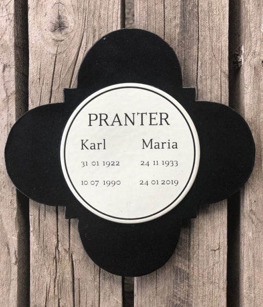 Liten screentryckt emalj till ett gravkors